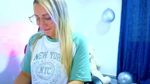 Snapshot of tessawhisnton chatting on 10-15-25, 01:44 Tessy online show from 10-15-25, 01:44
