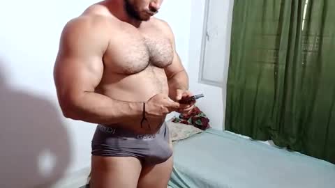 Snapshot of the_beastmuscle chatting on 10-12-25, 06:51 beast online show from 10-12-25, 06:51