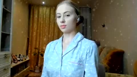 Ally    STREAMING ON TWITCH NOW Check my Twitter for updates online show from 01-05-25, 01:15