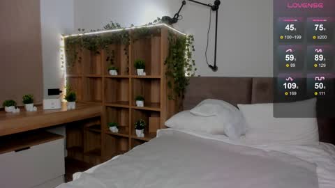 Snapshot of theadaunt chatting on 12-19-24, 05:50 Kate online show from 12-19-24, 05:50