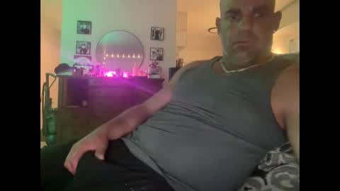 Snapshot of thebuzz777 chatting on 09-26-25, 10:52 theBuzz777 online show from 09-26-25, 10:52