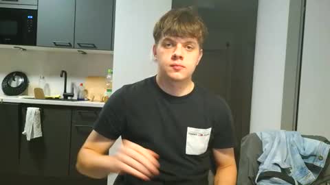 Snapshot of thecuteguy144949 chatting on 10-31-25, 03:57 thecuteguy144949 online show from 10-31-25, 03:57