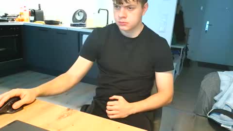 Snapshot of thecuteguy144949 chatting on 11-01-25, 11:23 thecuteguy144949 online show from 11-01-25, 11:23