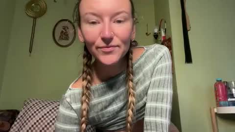 Snapshot of thefoxglovefairy chatting on 10-15-25, 08:09 Fae online show from 10-15-25, 08:09