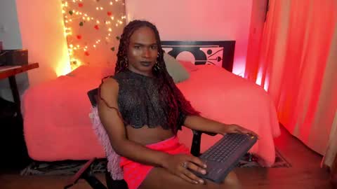 Snapshot of thegoldenbitch chatting on 03-05-25, 03:40 Goldie online show from 03-05-25, 03:40