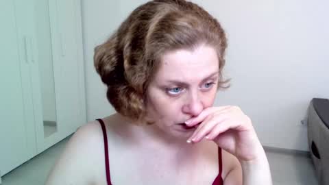 Snapshot of theladysblush chatting on 12-20-24, 09:32 Ella online show from 12-20-24, 09:32