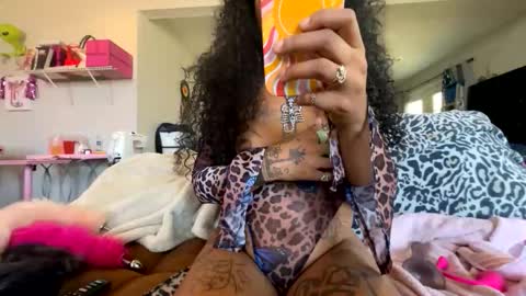 Snapshot of themoodywitch chatting on 11-12-25, 06:41 the moody witch online show from 11-12-25, 06:41