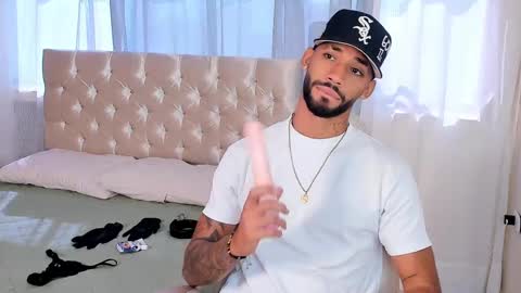 Snapshot of theo_sky1 chatting on 09-11-25, 01:33 Theo Sky online show from 09-11-25, 01:33