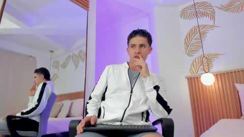 Snapshot of theohawke_ chatting on 12-27-24, 11:28 THEO- MATEO online show from 12-27-24, 11:28