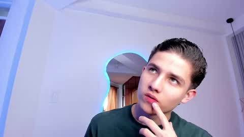 Snapshot of theohawke_ chatting on 01-02-25, 03:19 THEO- MATEO online show from 01-02-25, 03:19