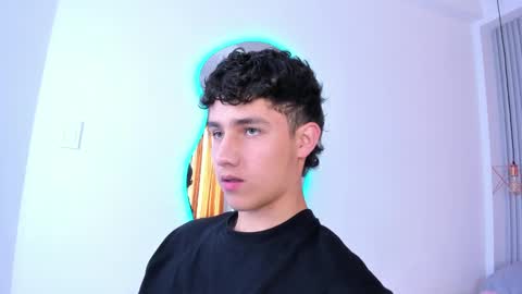 Snapshot of theohawke_ chatting on 01-06-25, 02:36 THEO- MATEO online show from 01-06-25, 02:36