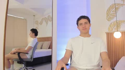 Snapshot of theohawke_ chatting on 01-11-25, 04:36 THEO- MATEO online show from 01-11-25, 04:36