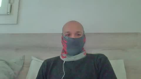 Scarf guy online show from 12-18-24, 09:25