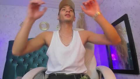 Snapshot of thiago_carlo chatting on 10-14-25, 12:06 thiago online show from 10-14-25, 12:06