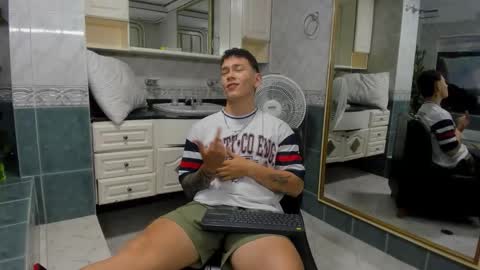 Snapshot of thomas_moon_ chatting on 09-09-25, 11:54 Thomas online show from 09-09-25, 11:54