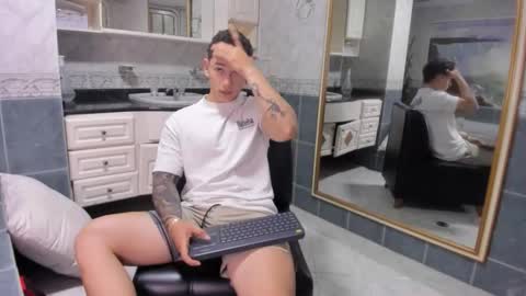 Snapshot of thomas_moon_ chatting on 09-19-25, 12:06 Thomas online show from 09-19-25, 12:06
