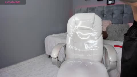 Snapshot of thomas_moon_ chatting on 09-20-25, 01:12 Thomas online show from 09-20-25, 01:12