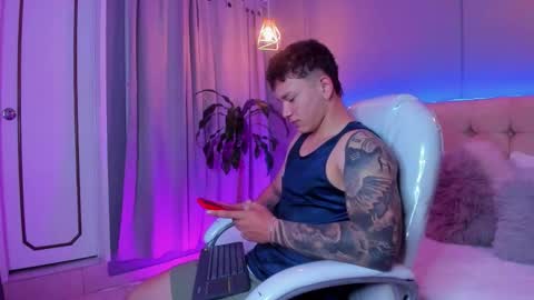 Snapshot of thomas_moon_ chatting on 09-25-25, 12:09 Thomas online show from 09-25-25, 12:09