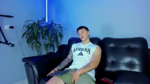 Snapshot of thomas_moon_ chatting on 09-29-25, 12:54 Thomas online show from 09-29-25, 12:54