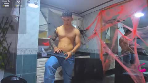 Snapshot of thomas_moon_ chatting on 10-10-25, 11:42 Thomas online show from 10-10-25, 11:42