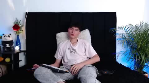 Snapshot of thomasbennett_ chatting on 10-25-25, 12:45 thomasbennett  online show from 10-25-25, 12:45