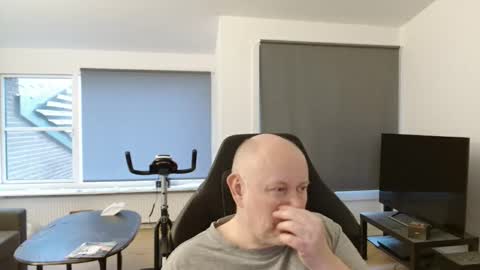 thomash32 online show from 10-05-25, 04:49