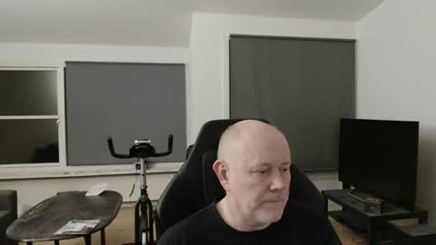 thomash32 online show from 10-08-25, 09:23