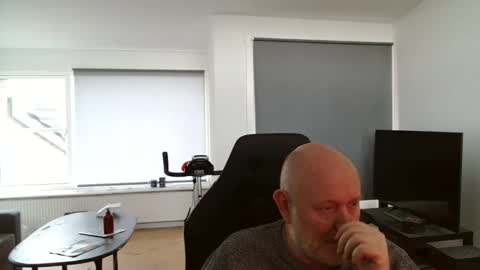 thomash32 online show from 10-21-25, 11:33