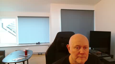 thomash32 online show from 10-28-25, 03:04