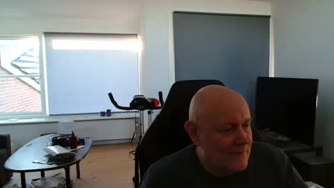 thomash32 online show from 11-21-25, 01:10