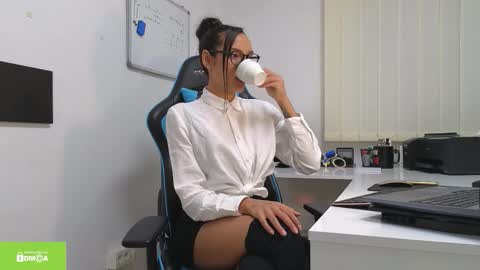 Snapshot of tia_j chatting on 10-06-25, 05:43 tia_j online show from 10-06-25, 05:43