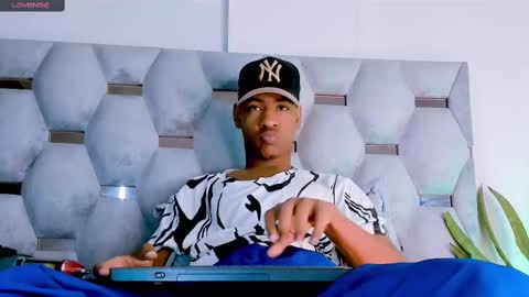 tiago_xxx_ online show from 10-28-25, 09:06