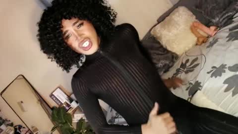 Snapshot of tiara_perezx chatting on 02-06-25, 02:44 Sam online show from 02-06-25, 02:44