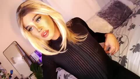 Snapshot of tiara_perezx chatting on 02-22-25, 03:01 Sam online show from 02-22-25, 03:01
