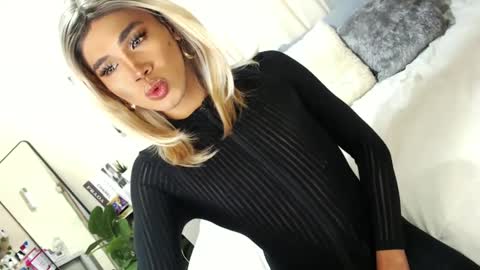 Snapshot of tiara_perezx chatting on 02-28-25, 02:42 Sam online show from 02-28-25, 02:42