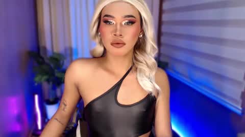 Snapshot of tiara_perezx chatting on 09-17-25, 08:10 Sam online show from 09-17-25, 08:10