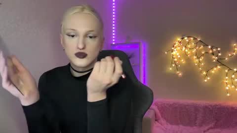 Amira online show from 11-28-25, 08:39