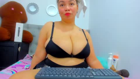 Snapshot of tiffany_hot19_ chatting on 02-08-25, 12:06 tiffany online show from 02-08-25, 12:06