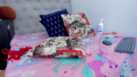 Snapshot of tiffany_hot19_ chatting on 02-16-25, 03:27 tiffany online show from 02-16-25, 03:27