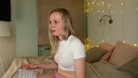 tinasiner online show from 09-19-25, 03:34