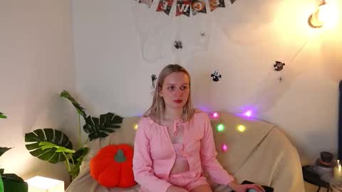 tinasiner online show from 10-17-25, 03:47