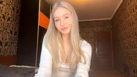 Snapshot of tinavaleri chatting on 11-03-25, 11:22 Crystalia online show from 11-03-25, 11:22