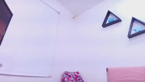 Snapshot of tinkerbell_1 chatting on 09-22-25, 07:27 tinkerbell online show from 09-22-25, 07:27