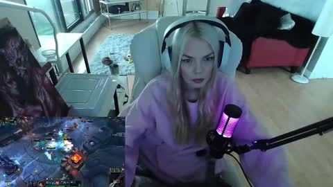stage Kylie Sinner  brand CLITBAIT online show from 01-28-25, 01:27