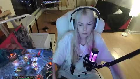 stage Kylie Sinner  brand CLITBAIT online show from 02-05-25, 10:01