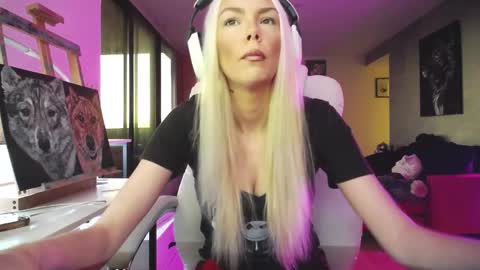 Snapshot of tinykylie chatting on 10-24-25, 09:33 stage Kylie Sinner brand CLITBAIT online show from 10-24-25, 09:33