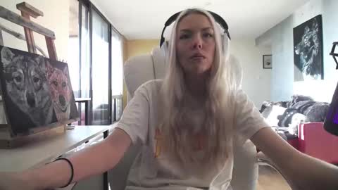 Snapshot of tinykylie chatting on 10-27-25, 07:51 stage Kylie Sinner brand CLITBAIT online show from 10-27-25, 07:51