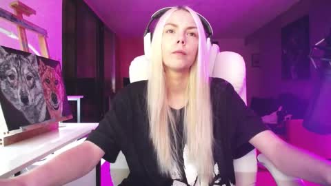 Snapshot of tinykylie chatting on 10-30-25, 07:32 stage Kylie Sinner brand CLITBAIT online show from 10-30-25, 07:32