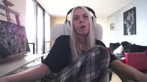 Snapshot of tinykylie chatting on 11-01-25, 12:29 stage Kylie Sinner brand CLITBAIT online show from 11-01-25, 12:29