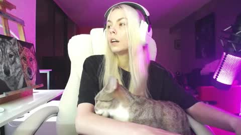 Snapshot of tinykylie chatting on 11-02-25, 08:39 stage Kylie Sinner brand CLITBAIT online show from 11-02-25, 08:39